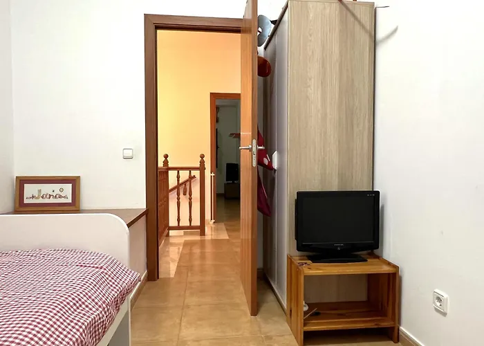 Casa Con Jardin Y Piscina Comunitaria En - Es-89-147